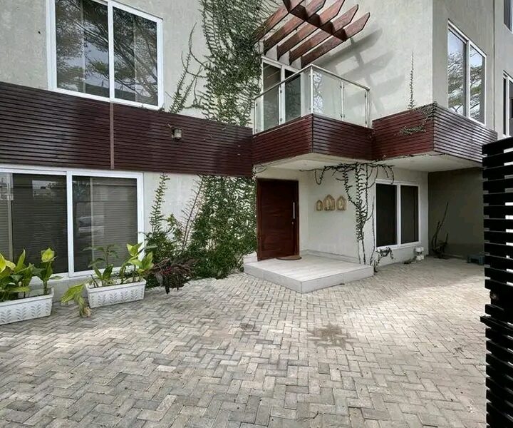 Luxurious 4bedroom townhouse @ Labone