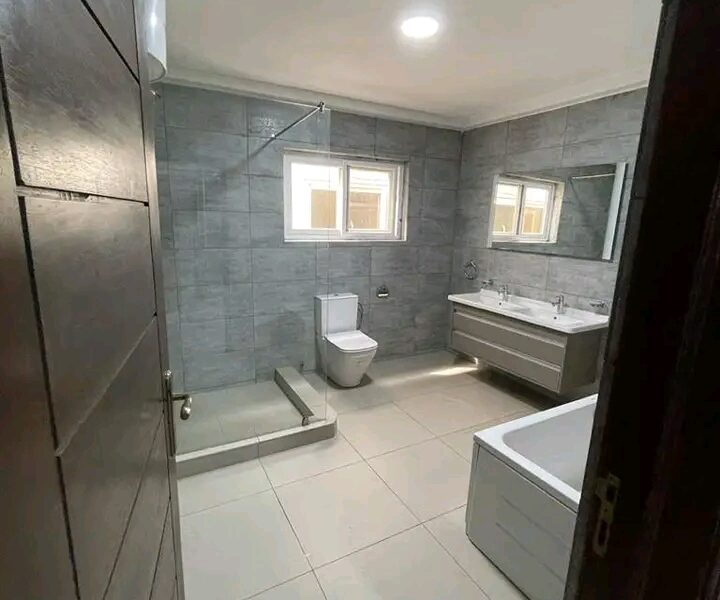 Luxurious 4bedroom townhouse @ Labone