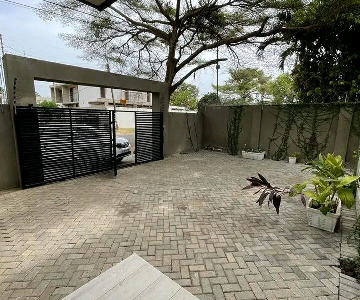 Luxurious 4bedroom townhouse @ Labone