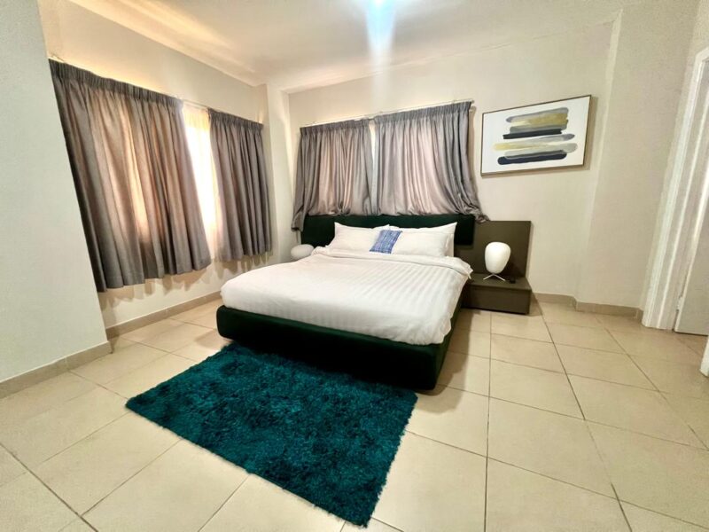 Luxury 3- bedroom service apartment